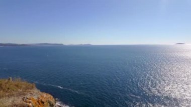 Ria de Pontevedra bir dağın tepesinden görüldü. Güneş denizin sularında parlıyordu, Galiçya..