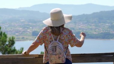 Dağın tepesinden Galiçya kıyılarının manzarasını seyreden turist kadın, Pontevedra