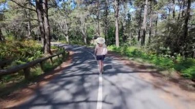 Dişi turist Ogrove Yarımadası, Pontevedra, Galiçya 'da bir dağ yolunda geziniyor.