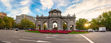 İspanya 'nın Madrid kentindeki Puerta de Alcala' nın büyük panoramik manzarası..