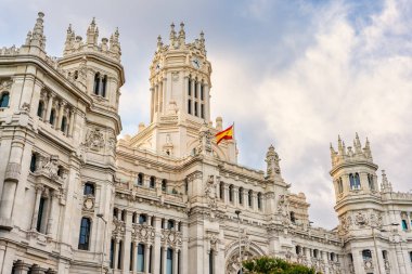 Madrid Belediye Binası 'nın mimarisinin ayrıntıları. Başkent Madrid' in merkezinde.