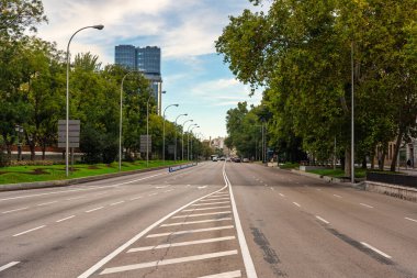 Paseo de la Castellana Plaza de Cibeles 'den Plaza de Colon' a, Madrid, İspanya.