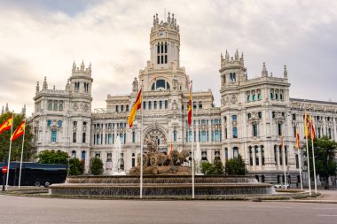 Arka planda Madrid Belediye Binası ile Tanrıça Cibeles Çeşmesi, İspanya