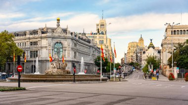 Plaza de Cibeles 'in panoramik manzarası İspanya Bankası ve Calle Alcala, Madrid