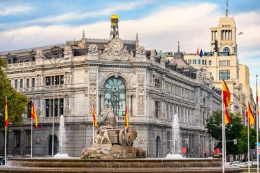 Arka planda İspanya merkez bankasının ön cephesi olan Tanrıça Cibeles 'in Çeşmesi, Madrid
