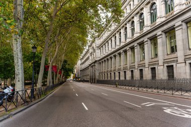 İspanya, Madrid merkez bankasını barındıran büyük neoklasik binanın yan cephesi