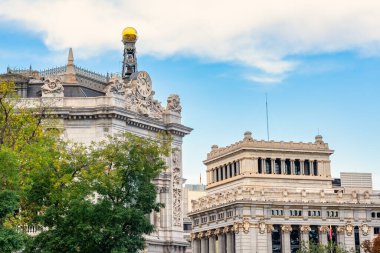 Madrid 'deki İspanyol başkentinin merkezindeki neoklasik binaların çatıları