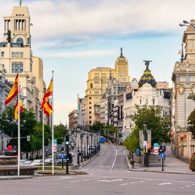 Madrid, İspanya 'da resmi tatilin şafağında neoklasik tarzda binaları olan Calle Alcala