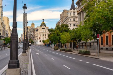 Madrid, İspanya 'da resmi tatilin şafağında neoklasik tarzda binaları olan Calle Alcala