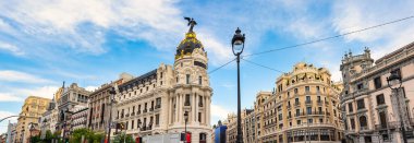 İspanya, Madrid 'deki Gran Via' nın neoklasik mimarisinin büyük panoramik manzarası