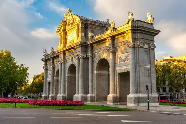 Puerta de Alcala, İspanya 'nın Madrid şehrinde bir Dünya Mirası Alanı.