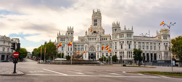 Arka planda Madrid Belediye Binası ile Tanrıça Cibeles Çeşmesi, İspanya