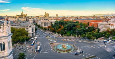 Madrid şehrinin gün batımında Plaza de Cibeles 'deki hava manzarası, İspanya