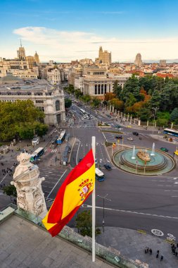 İspanya bayrağı belediye binasında ve Madrid manzarası arka planda, İspanya
