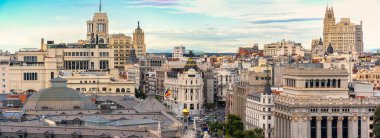 Madrid 'in şehir merkezinin neoklasik tarzda binalarıyla muhteşem panoramik manzarası, İspanya.