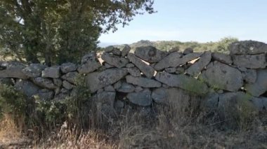 Yazın kurak bir arazide taş çitle çevrili, yağışsız Avila, İspanya.