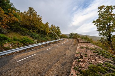 Çok sayıda virajı ve asfaltı olan dağ yolu kötü durumda, Somosierra, Madrid, İspanya.