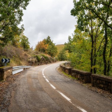 Çok sayıda virajı ve asfaltı olan dağ yolu kötü durumda, Somosierra, Madrid, İspanya.