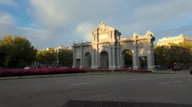 Puerta de Alcala 'nın panoramik manzarası şafak vakti Madrid, İspanya