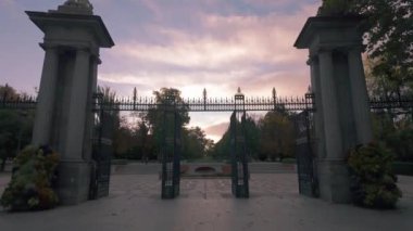 Madrid, İspanya 'daki en büyük park olan Retiro' ya giriş kapısı.