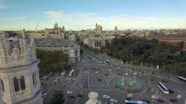 Madrid 'in panoramik manzarası Paseo del Prado ve Cibeles çeşmesi, İspanya