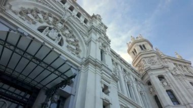 Madrid Belediye Binası cephesi, etkileyici mimarinin neoklasik binası, İspanya