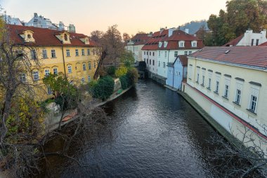 Casas tipicas de Praga a orilla del rio Moldava en la puesta de sol, Republica Checa