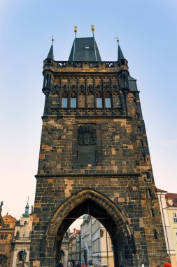 Prag şehrindeki Charles Köprüsü girişinde eski bir köprü kulesi.