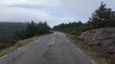 İspanya 'nın Somosierra Dağı' nın tepesinde asfalt kaplı bir yol.