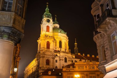 Çekoslovakya 'nın Prag kentindeki Unesco şehrinde geceleri aydınlatılan göz kamaştırıcı St. Nicholas Kilisesi