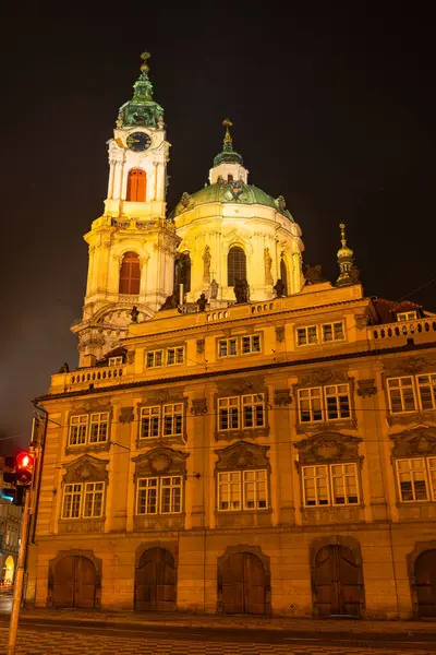 Çekoslovakya 'nın Prag kentindeki Unesco şehrinde geceleri aydınlatılan göz kamaştırıcı St. Nicholas Kilisesi