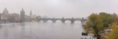 Çek Cumhuriyeti Prag 'daki Vltava Nehri üzerindeki Charles Köprüsü sisli bir günde.