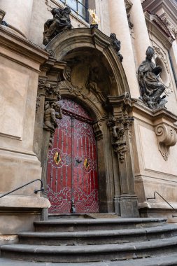 Çek Cumhuriyeti Prag 'daki St. Nicholas Kilisesi' ne giriş kapısı.
