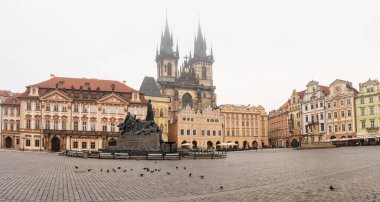 Çek Cumhuriyeti 'nin soğuk ve sisli bir gününde Prag Eski Şehir Meydanı' nın panoramik manzarası