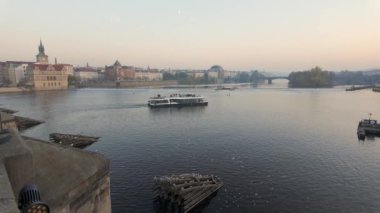 Vltava Nehri, Charles Köprüsü 'nün yanındaki anıtsal Prag şehrinden sessizce geçiyor.