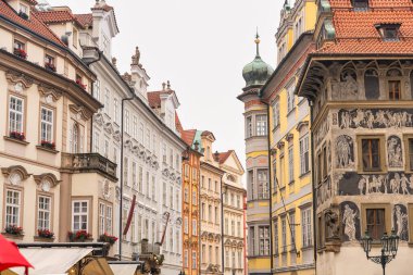 UNESCO 'nun Dünya Mirası Alanı olan Prag kentinin turistik sokaklarındaki ortaçağ binaları