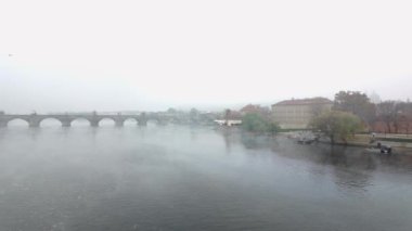 Prag 'da sisli bir gün. Vltava Nehri' nin üzerinden sis akıyor.
