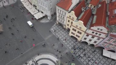 Çek Cumhuriyeti 'nin astronomik saat kulesinden manzaralı Prag sokaklarında yürüyen turistler