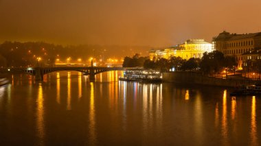 Vltava Nehri 'nin aydınlık köprüleriyle geceleyin Prag şehrinin panoramik manzarası