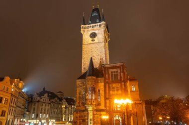 Astronomik saat kulesi ve ortaçağ binaları büyülü bir atmosferde gece aydınlandı, Prag