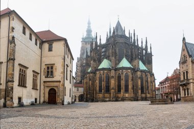 Çek Cumhuriyeti Prag 'daki etkileyici St. Vitus Katedrali' nin arkasında.