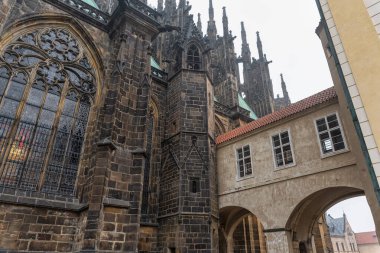 Prag St. Vitus Katedrali 'nin göz kamaştırıcı vitray pencereleri ve binaları birbirine bağlayan geçitler