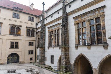 Prag, Çek Cumhuriyeti 'nin anıtsal kompleksini barındıran tepenin üzerindeki ortaçağ binaları