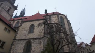 Prag, Çek Cumhuriyeti 'nin tarihi şehir merkezinde Tyn Katolik Kilisesi