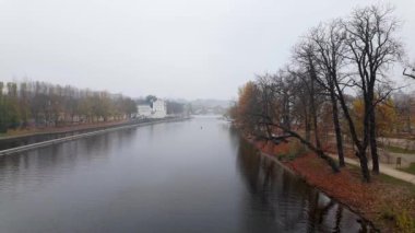 Vltava Nehri sisli bir kış gününde anıtsal Prag şehrinden geçerken