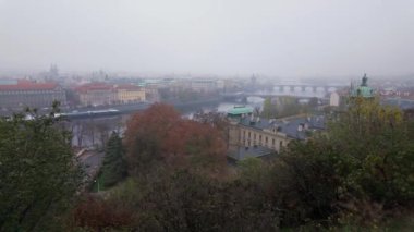Çek Cumhuriyeti 'nin bulutlu bir günde, Prag' ın unesco şehrindeki Vltava Nehri üzerindeki köprüler