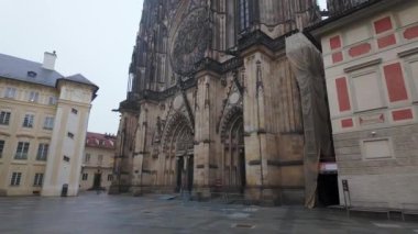 Çek Cumhuriyeti 'nin Prag kentindeki St. Vitus Katedrali' nin ana cephesi..