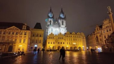 Prag Eski Şehir Meydanı 'ndaki ortaçağ binaları kışın gece aydınlandı
