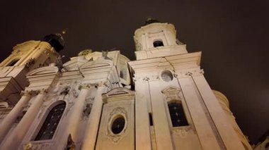 Prag 'daki Katedral Eski Şehir Meydanı gece aydınlandı