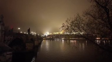 Çek Cumhuriyeti 'nin Prag kentindeki Vltava Nehri üzerindeki köprüler gece aydınlandı